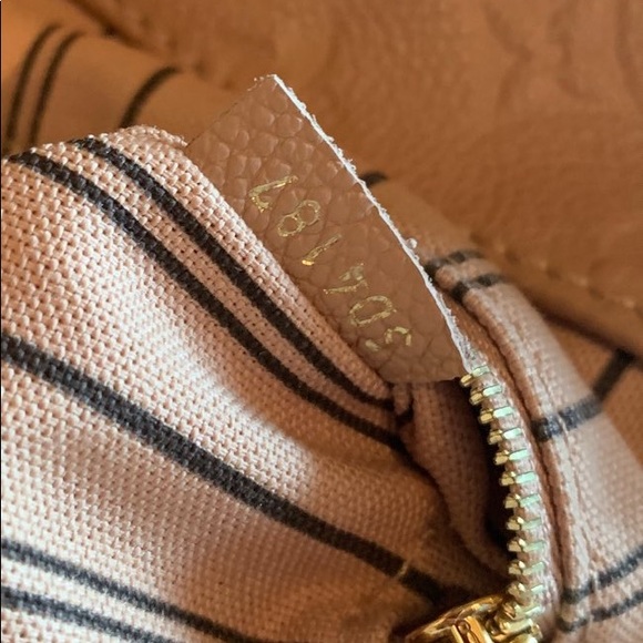 Authentic Louis Vuitton Artsy MM - Picture 3 of 13